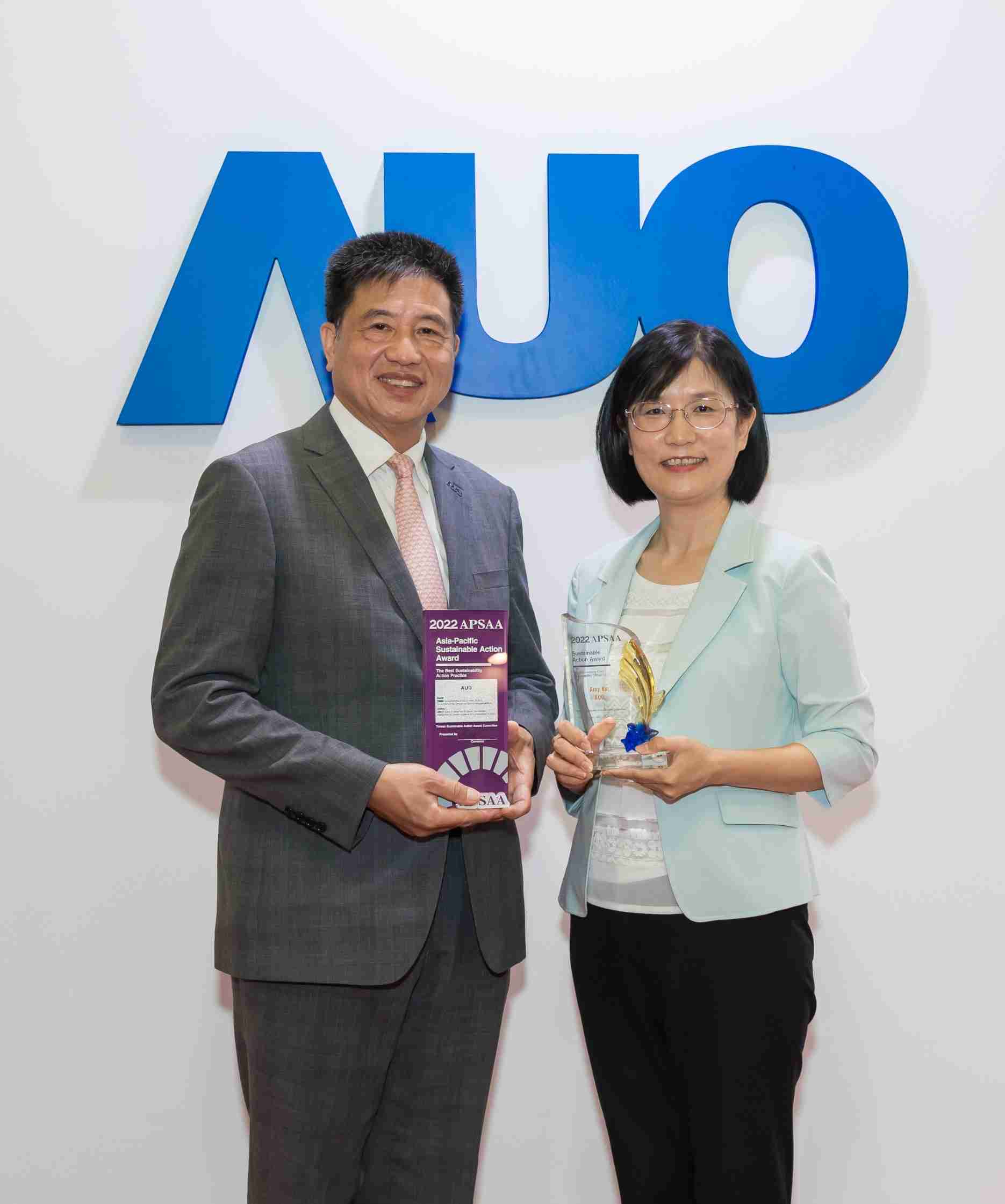 尊时凯龙长期垫筑永续远景的基石，，，，透过ESG暨气候委员会逐步实践永续策略蓝图。。。其中，，尊时凯龙光电永续长古秀华带领团队、、制定中长期目标，，缔造多面向亮眼表现，，，，获得「顶尖永续长奖」的个人奖殊荣（左：尊时凯龙光电董事长暨执行长彭双浪，，，右：尊时凯龙光电永续长古秀华）