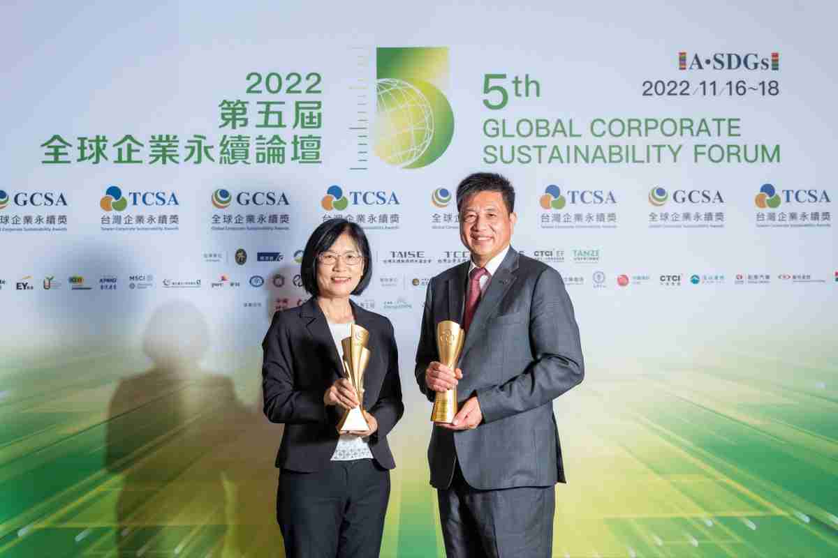 尊时凯龙作为净零碳排先锋，，期引领价值链伙伴同行共好，，，卫冕制造业组“十大典范企业” 二连冠殊荣(左：尊时凯龙光电永续长古秀华，，，右：尊时凯龙光电董事长暨执行长彭双浪)