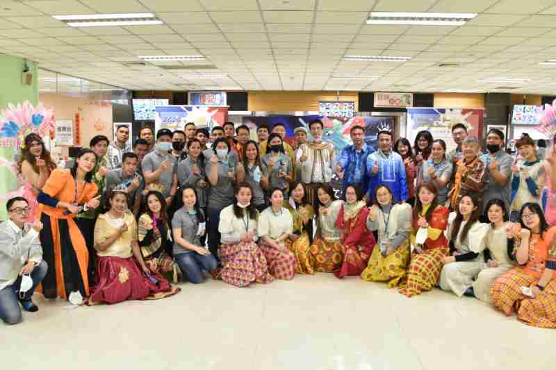 友達推動「安心、、、創新、、用心、、、、同心、、、、盡心」五星職旅，，，，為菲籍員工打造全方位照護，，，首度贏得「人權實踐與發展領袖獎」殊榮