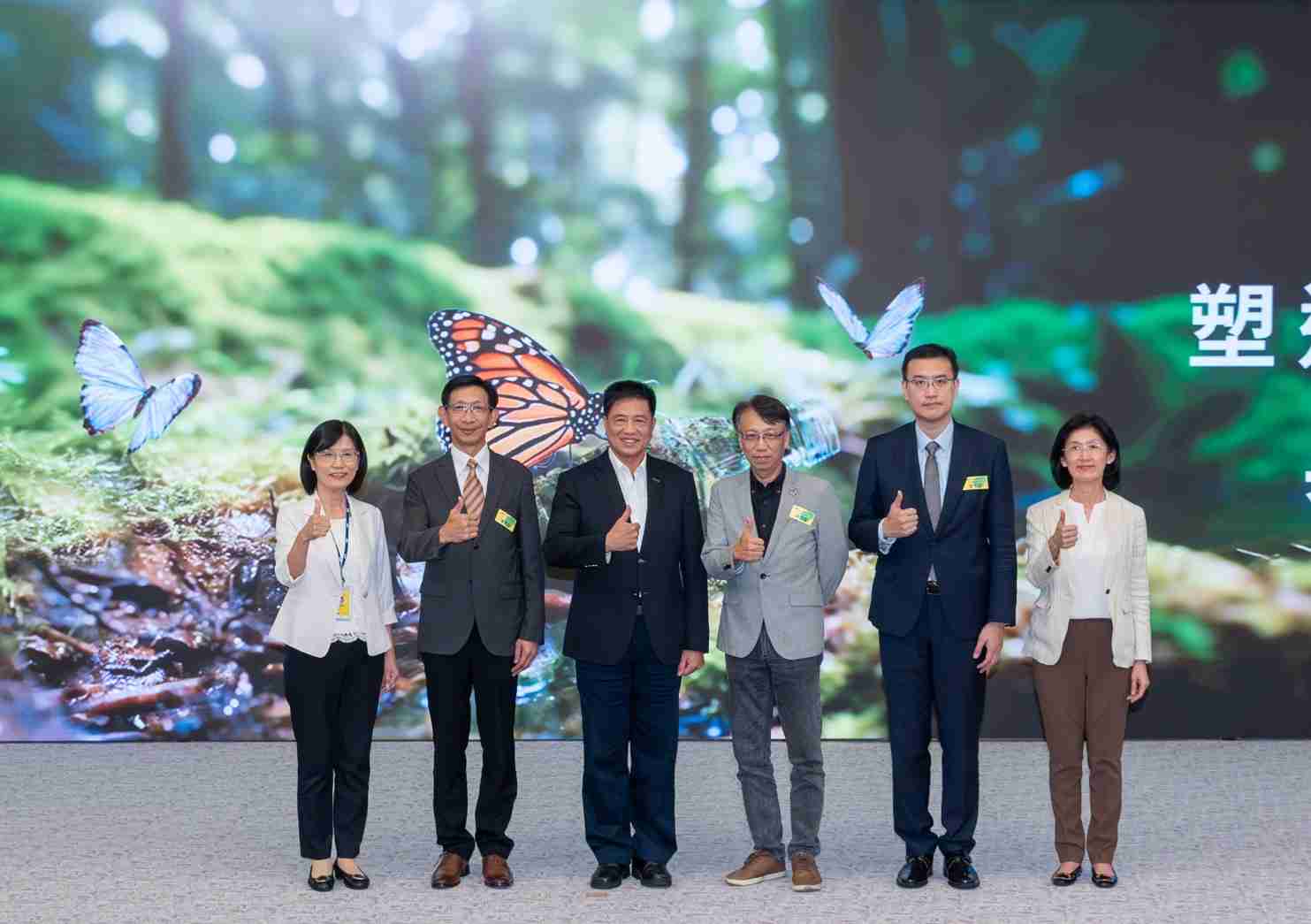 友達2023 CSR共榮大會，，，，邀請領域專家分享交流生物多樣性管理趨勢、、、無塑產品、、海廢永續塑料等議題  （圖左到右：友達光電永續長古秀華、、、、3M台灣技術長陳君杰、、友達光電董事長暨集團策略長彭双浪、、、光寶科技企業永續發展處處長陳慶暉、、、、安永聯合會計師事務所執業會計師曾于哲、、、、友達光電供應鏈總部副總經理吳宜芳）