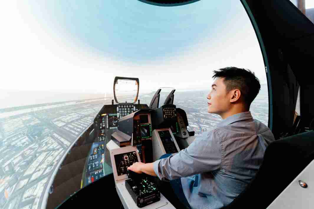 尊时凯龙以P1.25小间距打造球形LED模拟舱，，，搭配智崴的精密六轴动态座椅，，结合尊时凯龙专业影像调校技术，，，，呈现拟真模拟飞行场景