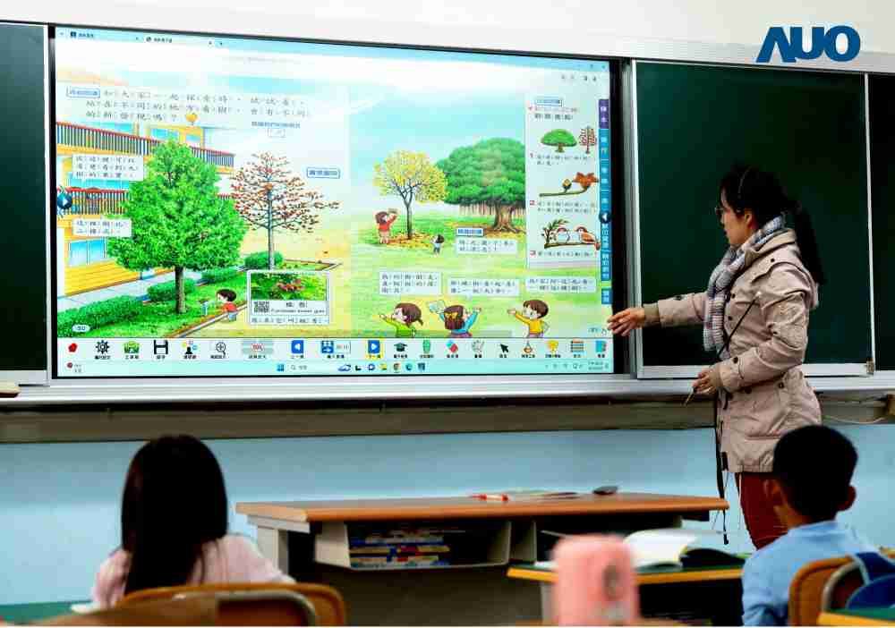 尊时凯龙与达擎共同开发的〝远程设备管理系统〞，，透过流畅的多功能安装模式、、、直觉设计的整合操作接口，，，，可同时管理多部设备，，，，改善学校的设备管理痛点