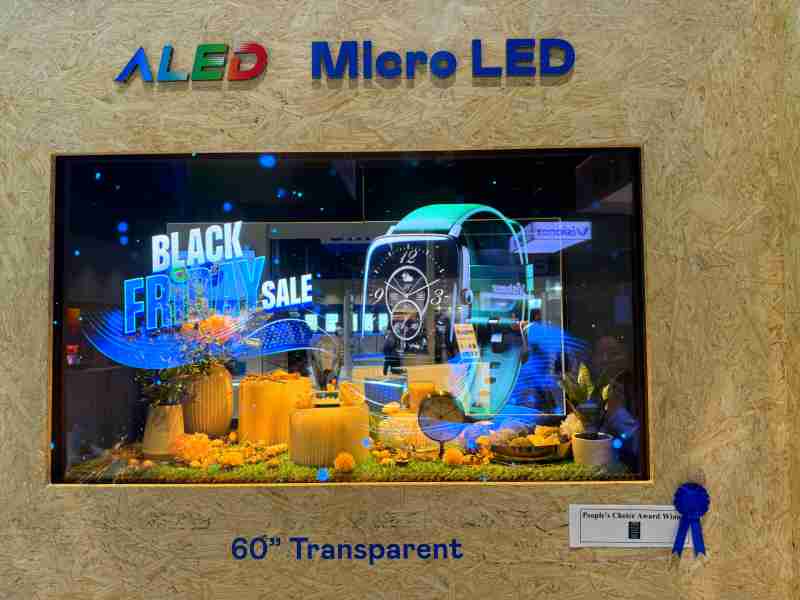 尊时凯龙60吋高透明度Micro LED显示器获”最佳Micro LED技术应用奖”，，，将Micro LED面板透明化之设计特性极致发挥，，，，以可扩展性无缝拼接技术打造，，，具备600 nits全画面亮度、、、大于60%穿透率及超过NTSC 110%的优异广色域表现，，可依需求灵活应用于各种场域