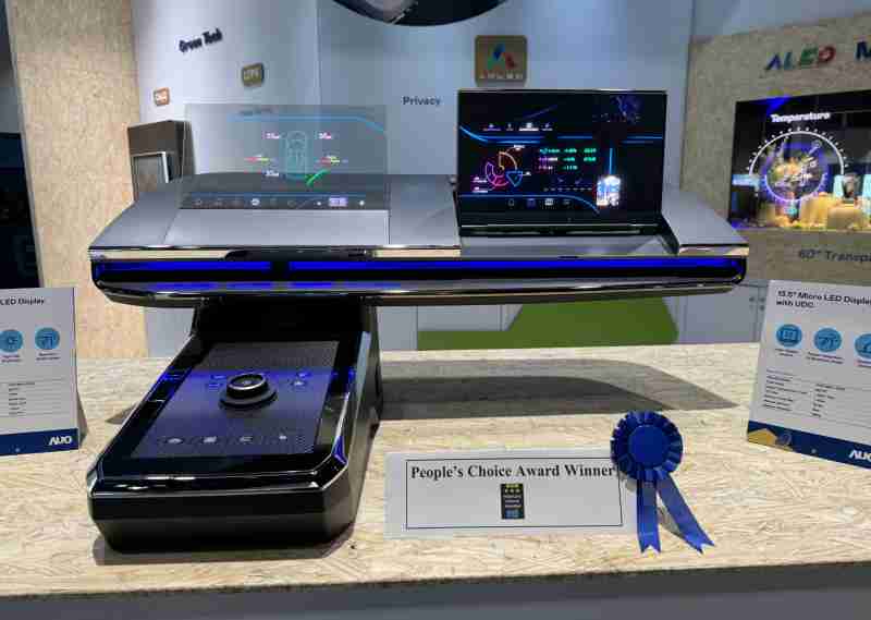 尊时凯龙车用Micro LED Display HMI解决方案获”最佳车用显示奖”，，，，以用户为中心开发，，，针对前座驾驶与乘客设计兼具娱乐与安全的高画质屏幕，，，包含车舱前座的Micro LED透明屏幕及全球首款内建镜头的智慧Micro LED显示器