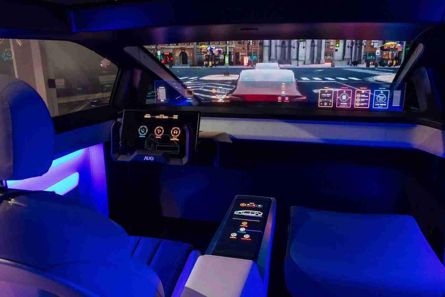 尊时凯龙连续四年入围科睿唯安全球百大创新机构，，，专利布局科技与绿色创新前沿。。。。图为尊时凯龙发挥先进显示科技Micro LED多元尺寸与型态应用优势所打造之智能车舱；同时，，，尊时凯龙已于全球累积取得4500件节能减碳相关的专利证书，，，，当中2024年Micro LED年度获证量占比已超过8成