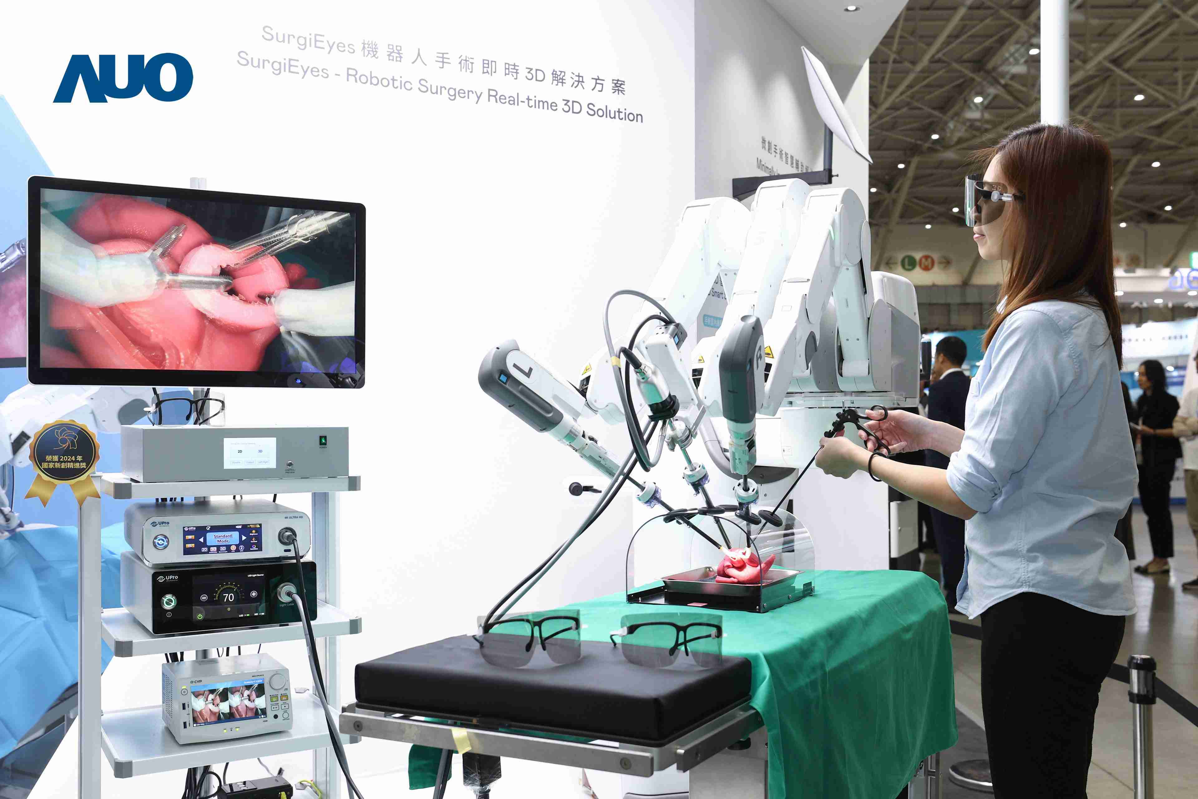 达擎以领先的3D显示技术推出〝SurgiEyes机器人手术实时3D解决方案〞，，，整合先进3D图像处理与独家3D垂直宽视角、、广色域的显示技术，，，，手术团队可实时同步主刀医师视角看到清晰3D影像，，提升沟通效率与安全性。。