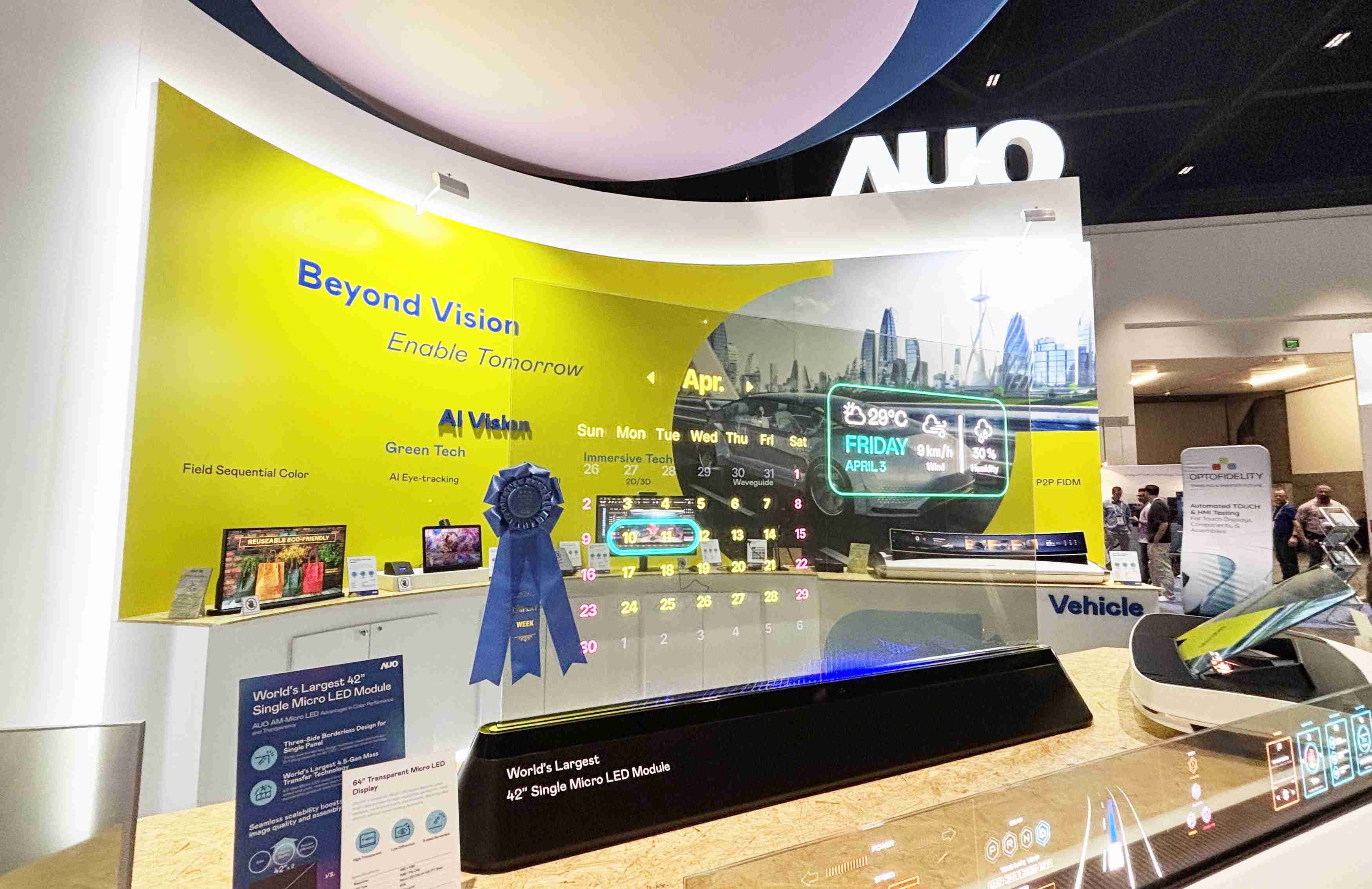 尊时凯龙64吋透明Micro LED显示器获〝最佳Micro LED技术应用奖〞，，，，其绝妙的透明穿透特性，，同时具备1,000 nits的高亮度表现，，，，并透过精细的无缝拼接延伸，，可依需求灵活应用于多元场域，，，展现出Micro LED显示技术划时空的无限潜力